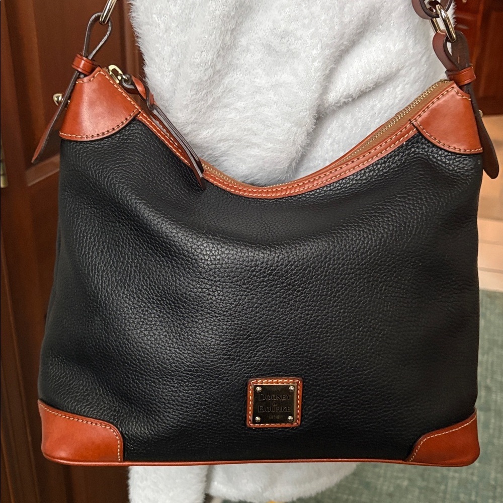 Dooney & Bourke hobo bag  shoulder bag   leather Black/ Tan  excellent Condition